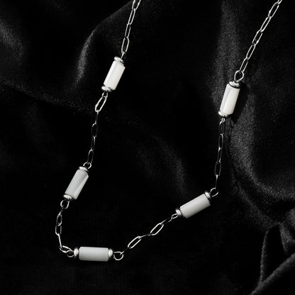 MALIBU : Collier à maillons associant des coquillages naturels et du métal plaqué or blanc (ton argent)