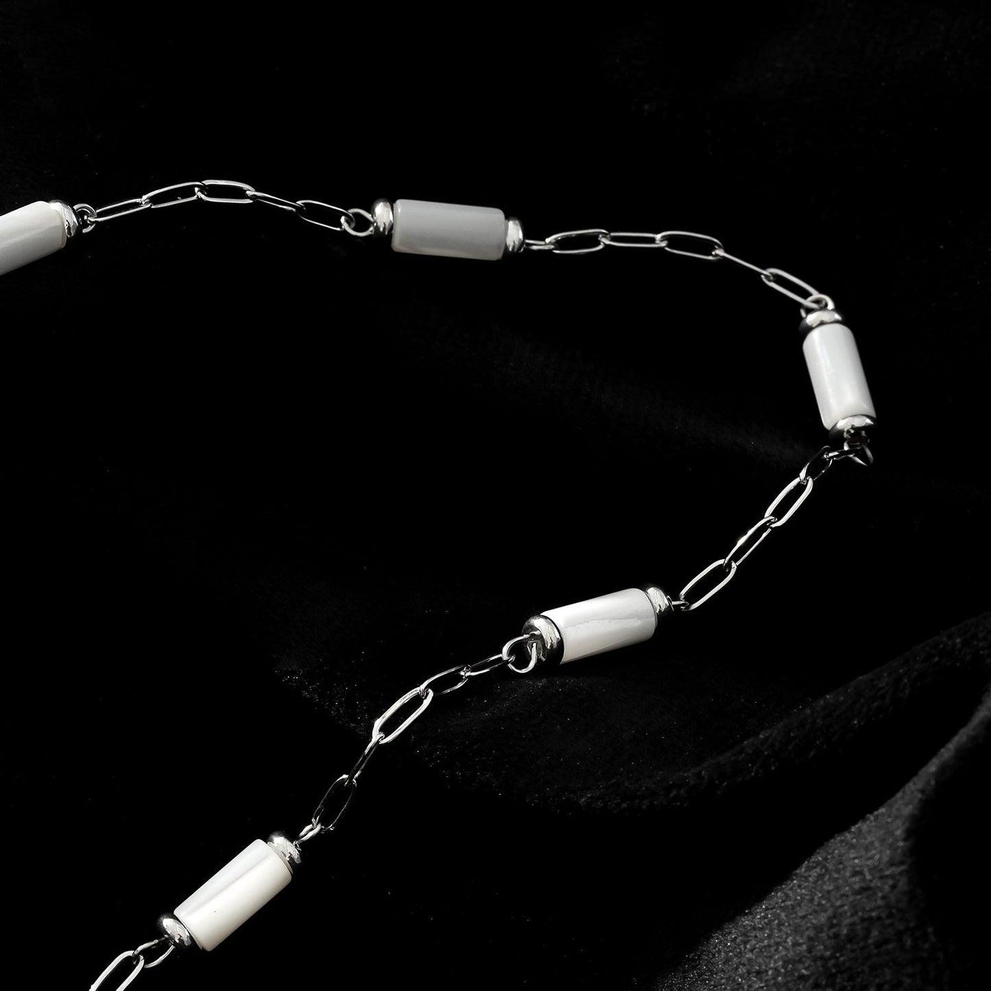 MALIBU : Collier à maillons associant des coquillages naturels et du métal plaqué or blanc (ton argent)