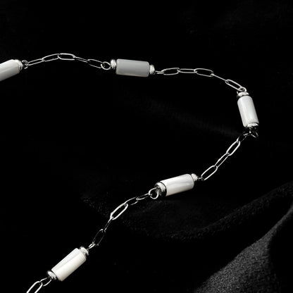 MALIBU : Collier à maillons associant des coquillages naturels et du métal plaqué or blanc (ton argent)