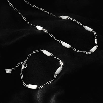 MALIBU : Collier à maillons associant des coquillages naturels et du métal plaqué or blanc (ton argent)