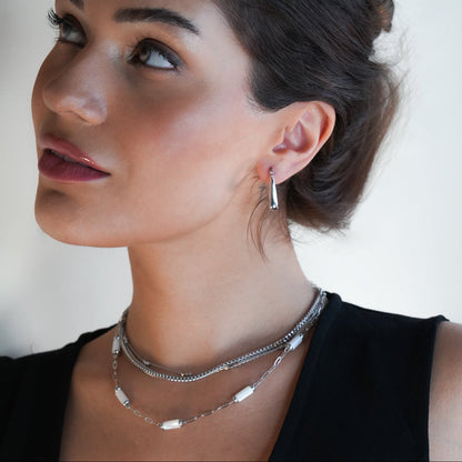 MALIBU : Collier à maillons associant des coquillages naturels et du métal plaqué or blanc (ton argent)