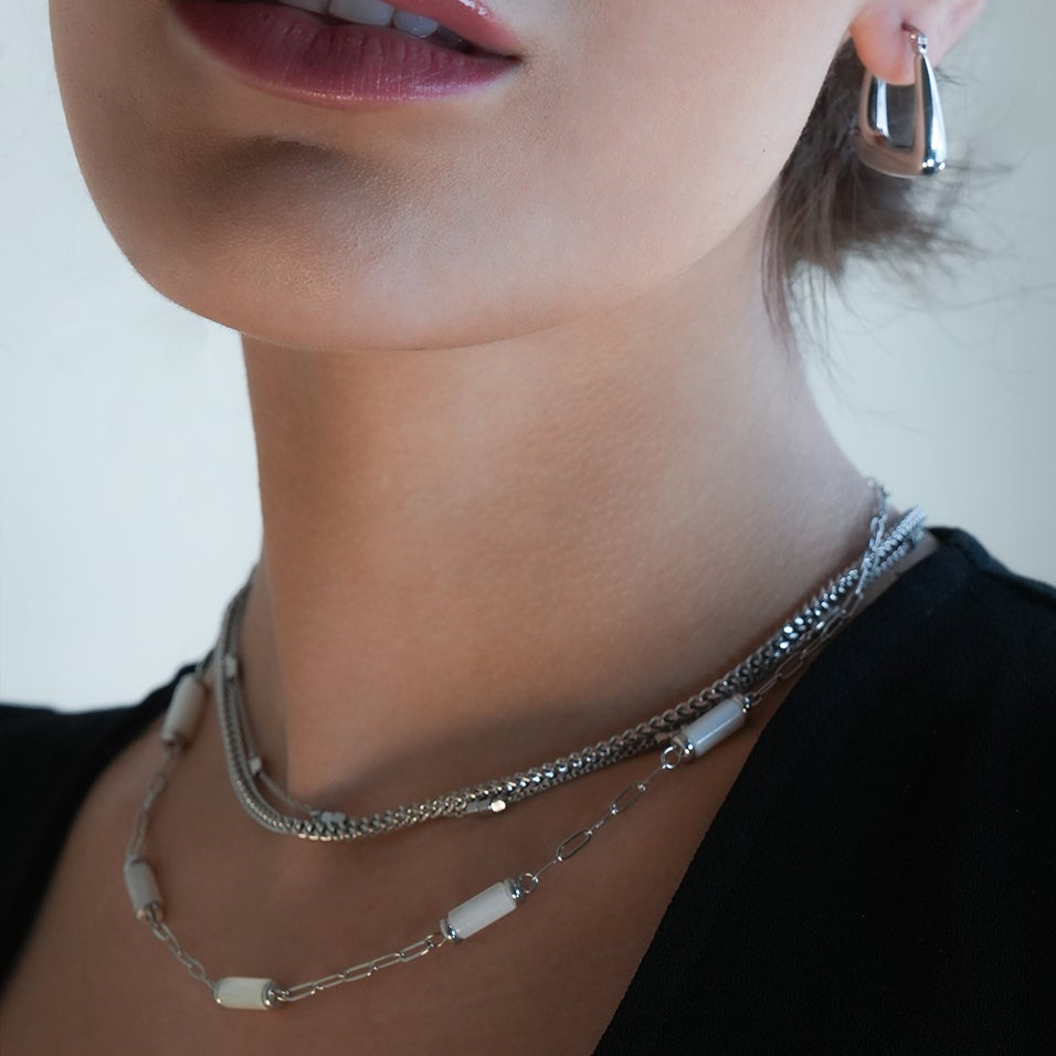 MALIBU : Collier à maillons associant des coquillages naturels et du métal plaqué or blanc (ton argent)