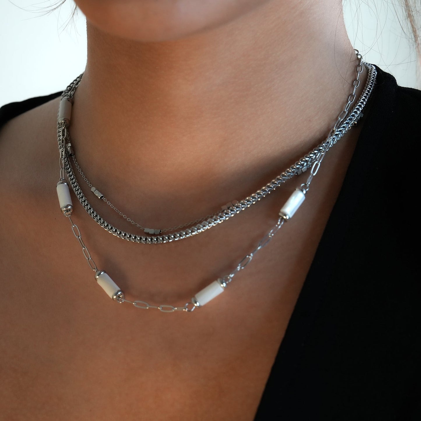 MALIBU : Collier à maillons associant des coquillages naturels et du métal plaqué or blanc (ton argent)