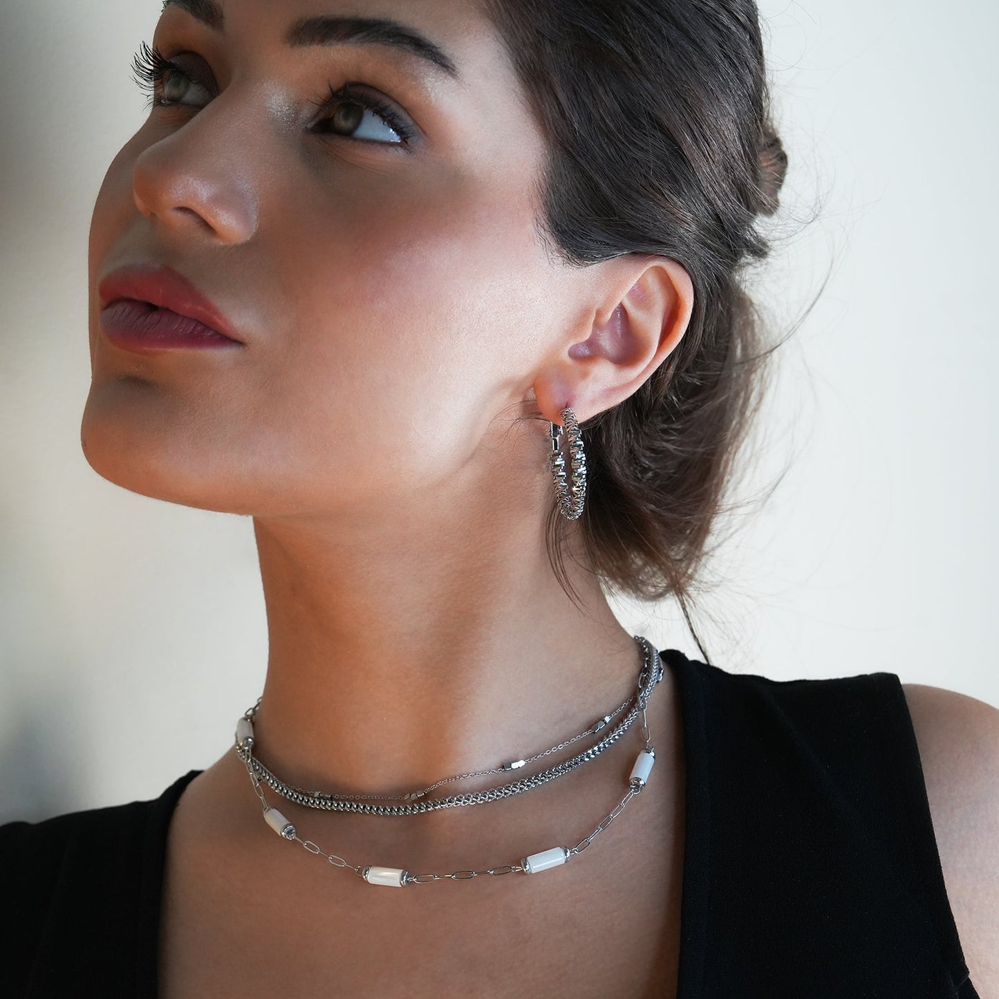 MALIBU : Collier à maillons associant des coquillages naturels et du métal plaqué or blanc (ton argent)