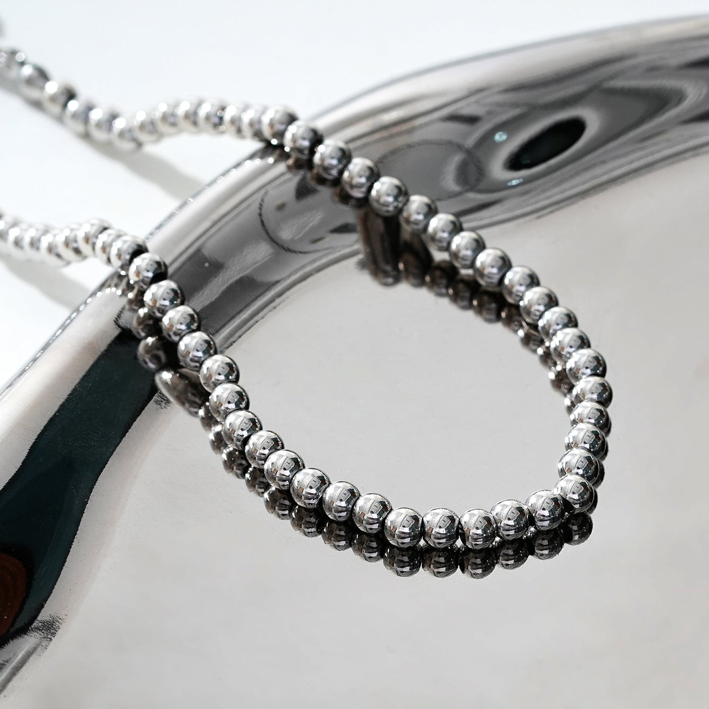 MANAMI LG : Chaîne de cheville contemporaine en argent avec billes