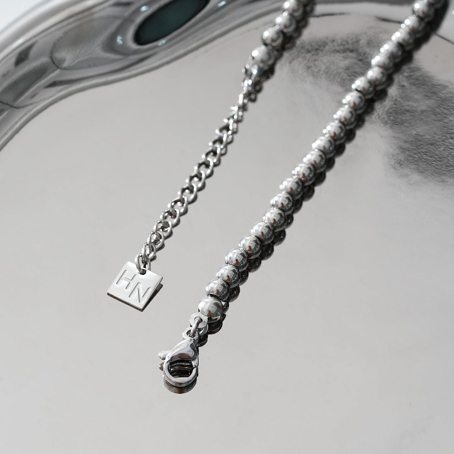 MANAMI LG : Chaîne de cheville contemporaine en argent avec billes