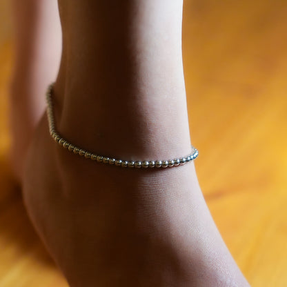 MANAMI LG : Chaîne de cheville contemporaine en argent avec billes
