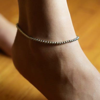 MANAMI LG : Chaîne de cheville contemporaine en argent avec billes