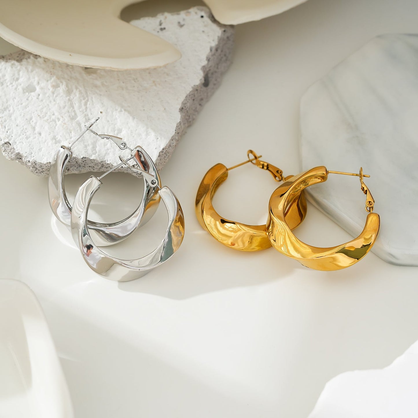 Boucles d'oreilles créoles abstraites sculptées MARFA Gold