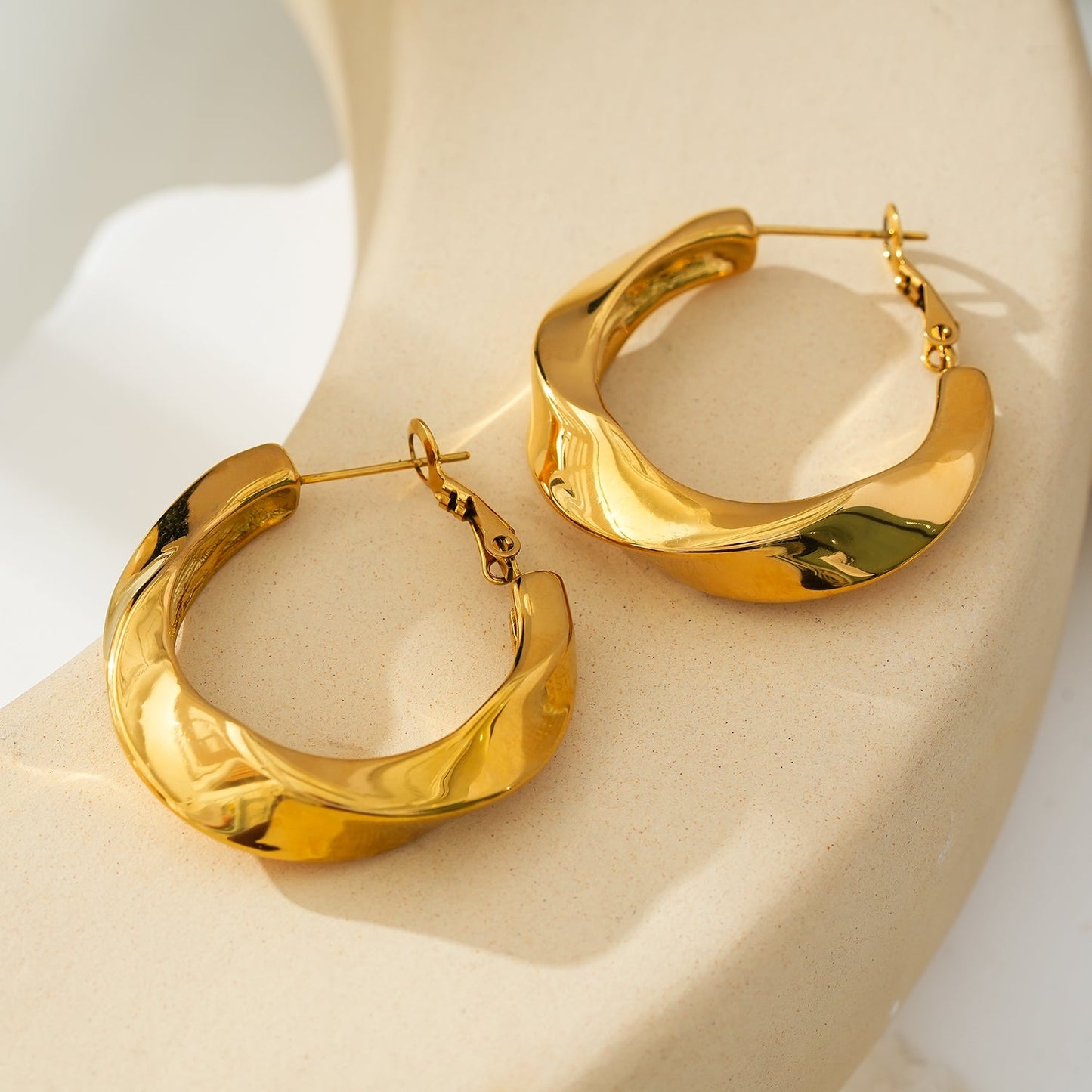 Boucles d'oreilles créoles abstraites sculptées MARFA Gold