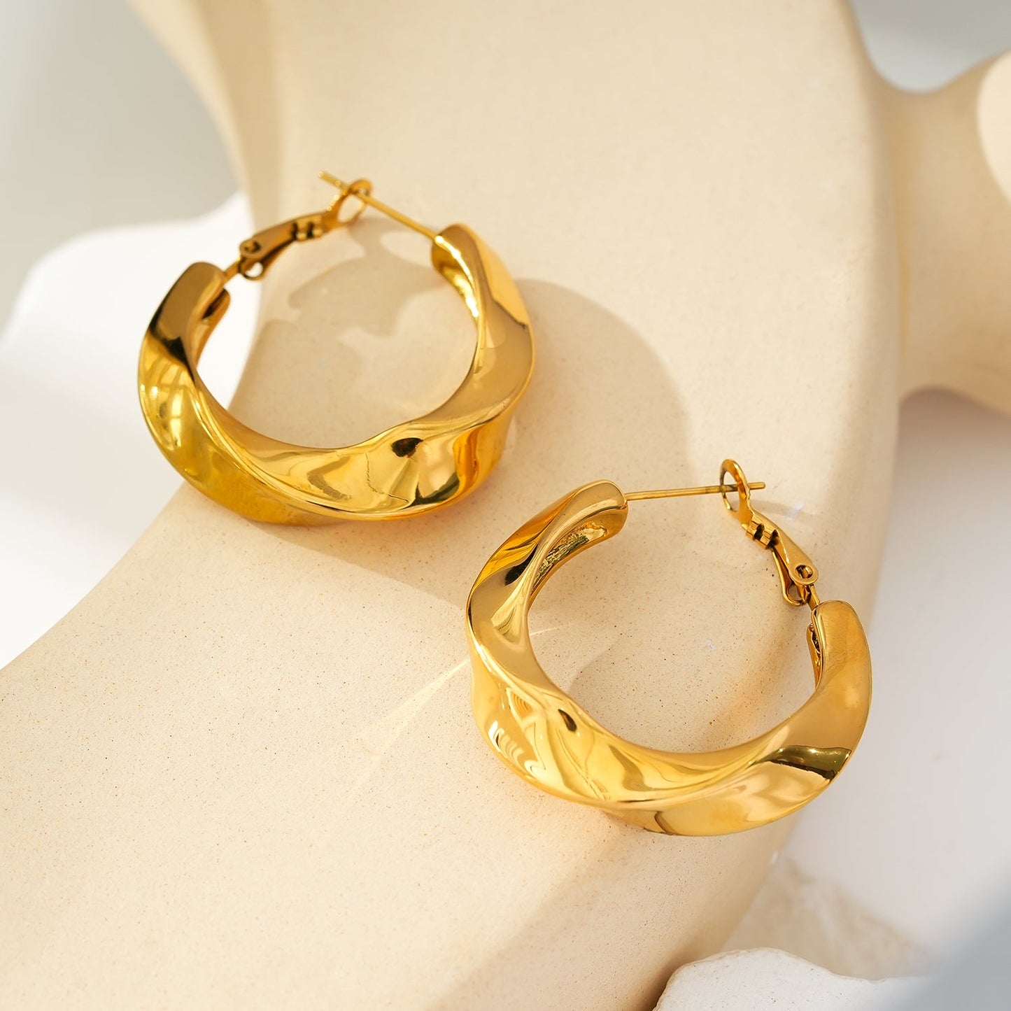 Boucles d'oreilles créoles abstraites sculptées MARFA Gold