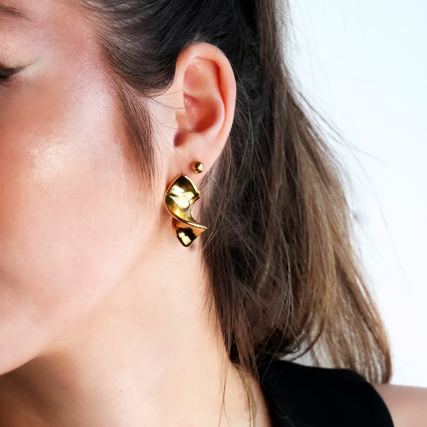 MARGINA : Boucles d'oreilles clous modernistes torsadées - Une affirmation audacieuse de l'élégance contemporaine