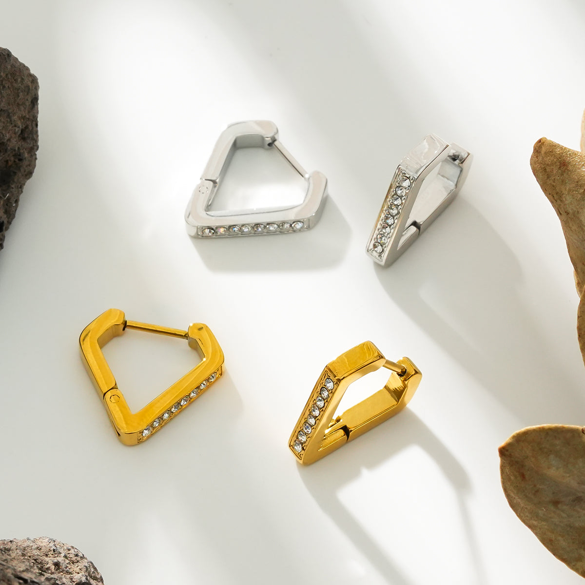 MARIETTA Gold : Mini créoles triangulaires avec zircones pavées