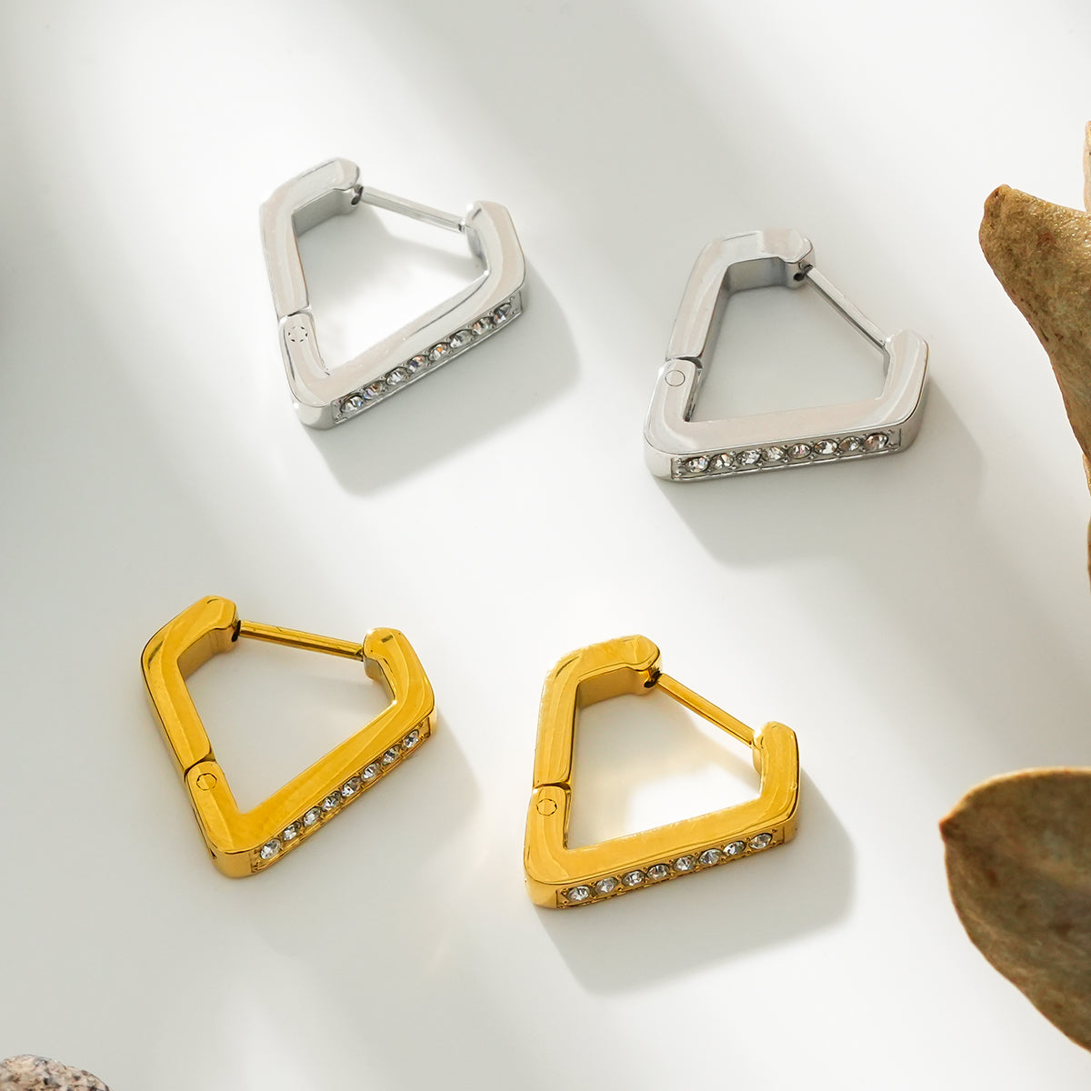 MARIETTA Gold : Mini créoles triangulaires avec zircones pavées