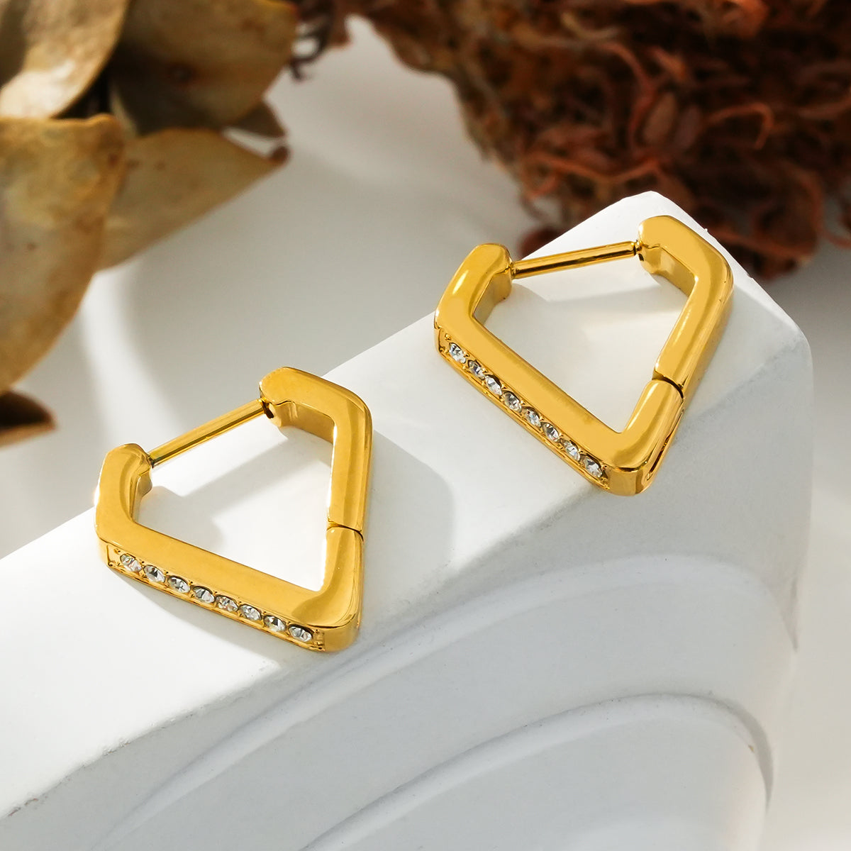 MARIETTA Gold : Mini créoles triangulaires avec zircones pavées