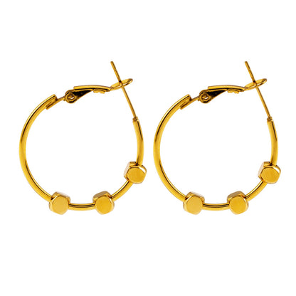 MASUYO: Boucles d'oreilles créoles arrondies d'avant-garde, ornées d'un trio de perles carrées.