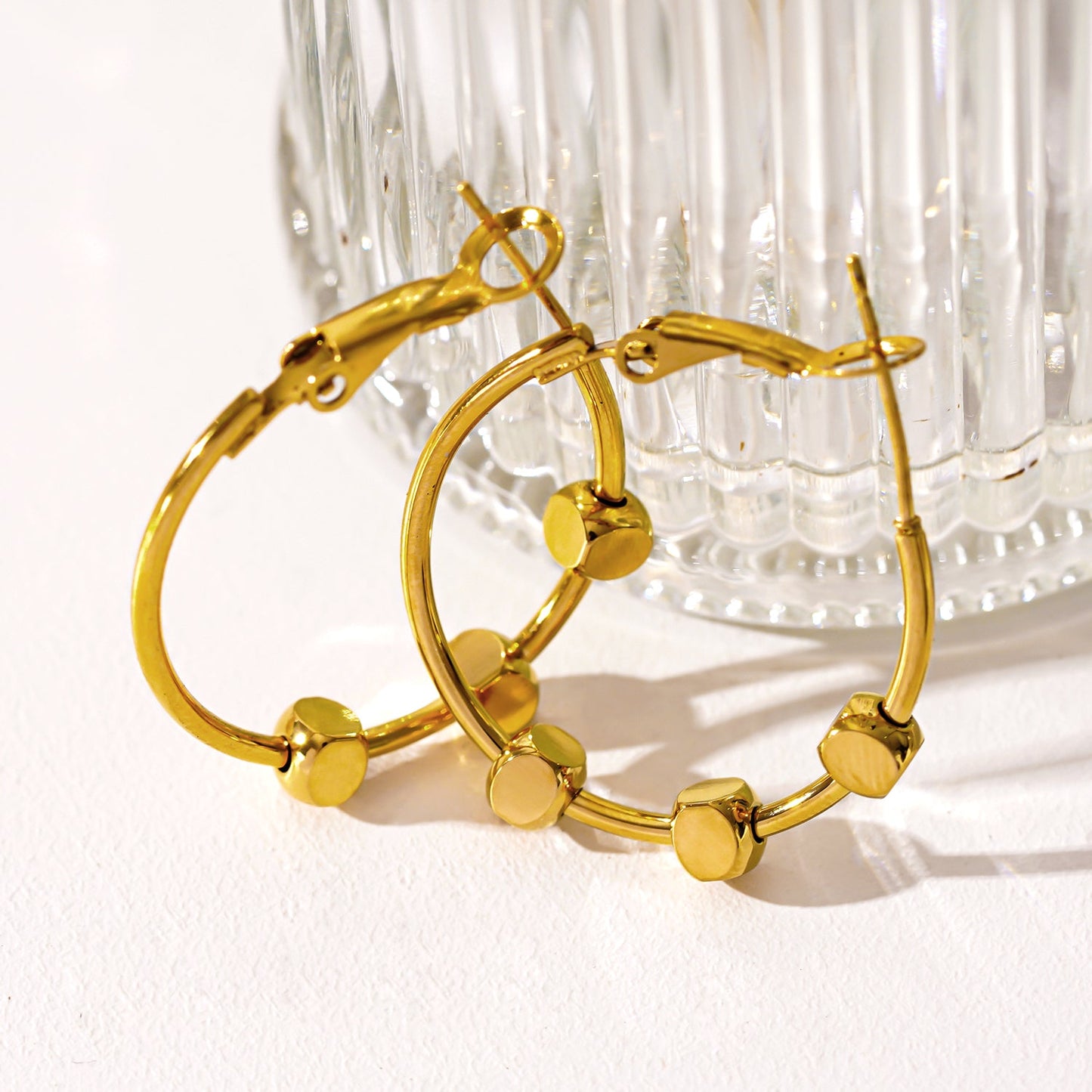 MASUYO: Boucles d'oreilles créoles arrondies d'avant-garde, ornées d'un trio de perles carrées.