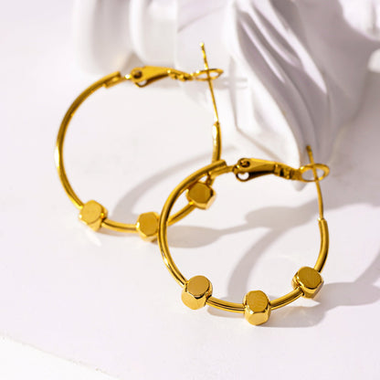 MASUYO: Boucles d'oreilles créoles arrondies d'avant-garde, ornées d'un trio de perles carrées.
