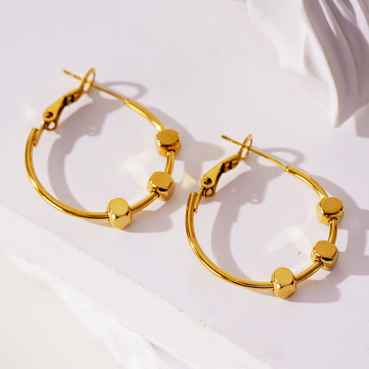 MASUYO: Boucles d'oreilles créoles arrondies d'avant-garde, ornées d'un trio de perles carrées.