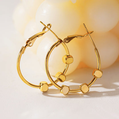 MASUYO: Boucles d'oreilles créoles arrondies d'avant-garde, ornées d'un trio de perles carrées.