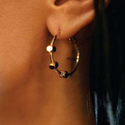 MASUYO: Boucles d'oreilles créoles arrondies d'avant-garde, ornées d'un trio de perles carrées.