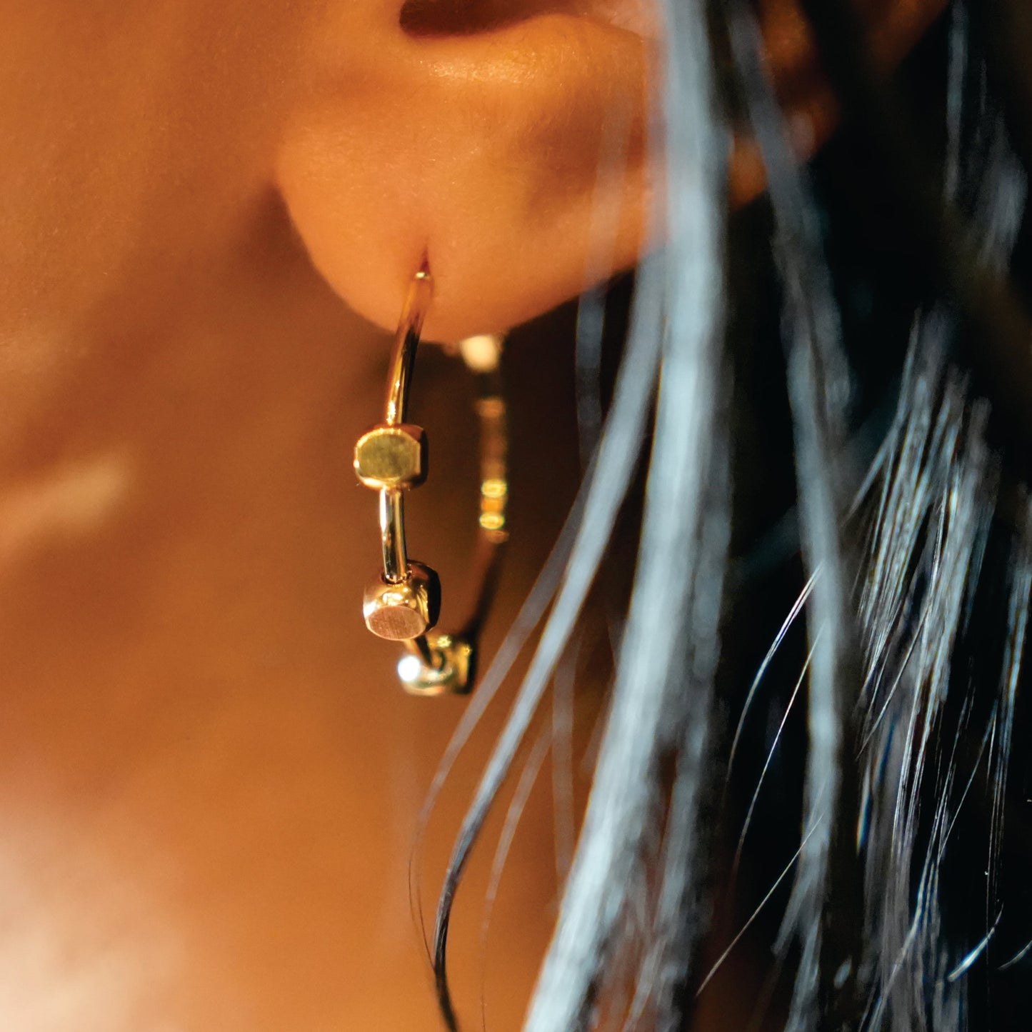 MASUYO: Boucles d'oreilles créoles arrondies d'avant-garde, ornées d'un trio de perles carrées.