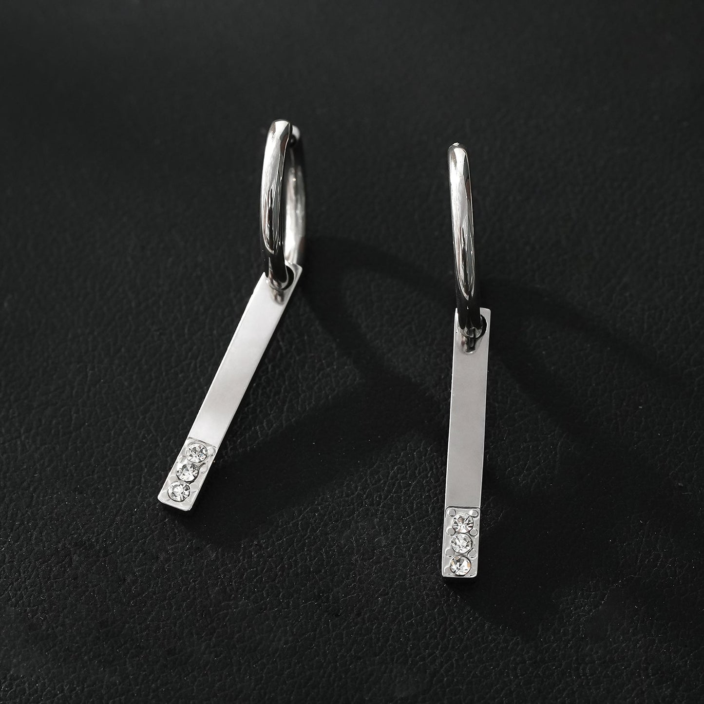 Style MAYLA : Créoles Argentées au Charme Minimaliste avec Trio de Zircons