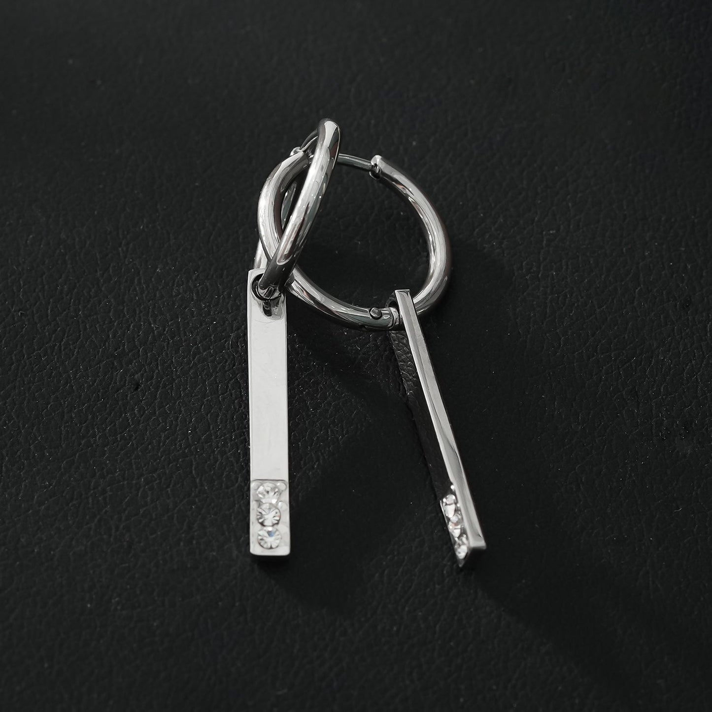 Style MAYLA : Créoles Argentées au Charme Minimaliste avec Trio de Zircons