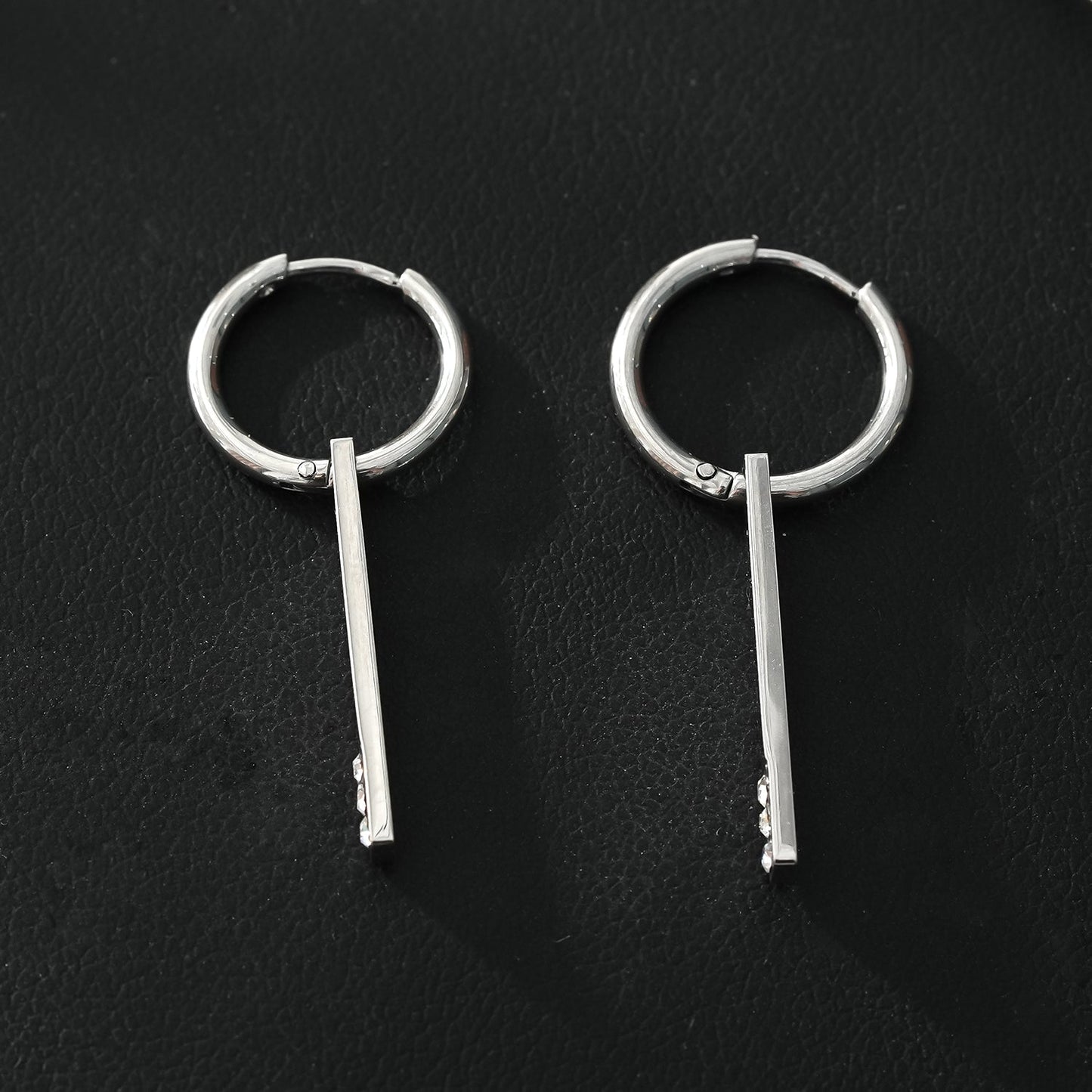 Style MAYLA : Créoles Argentées au Charme Minimaliste avec Trio de Zircons