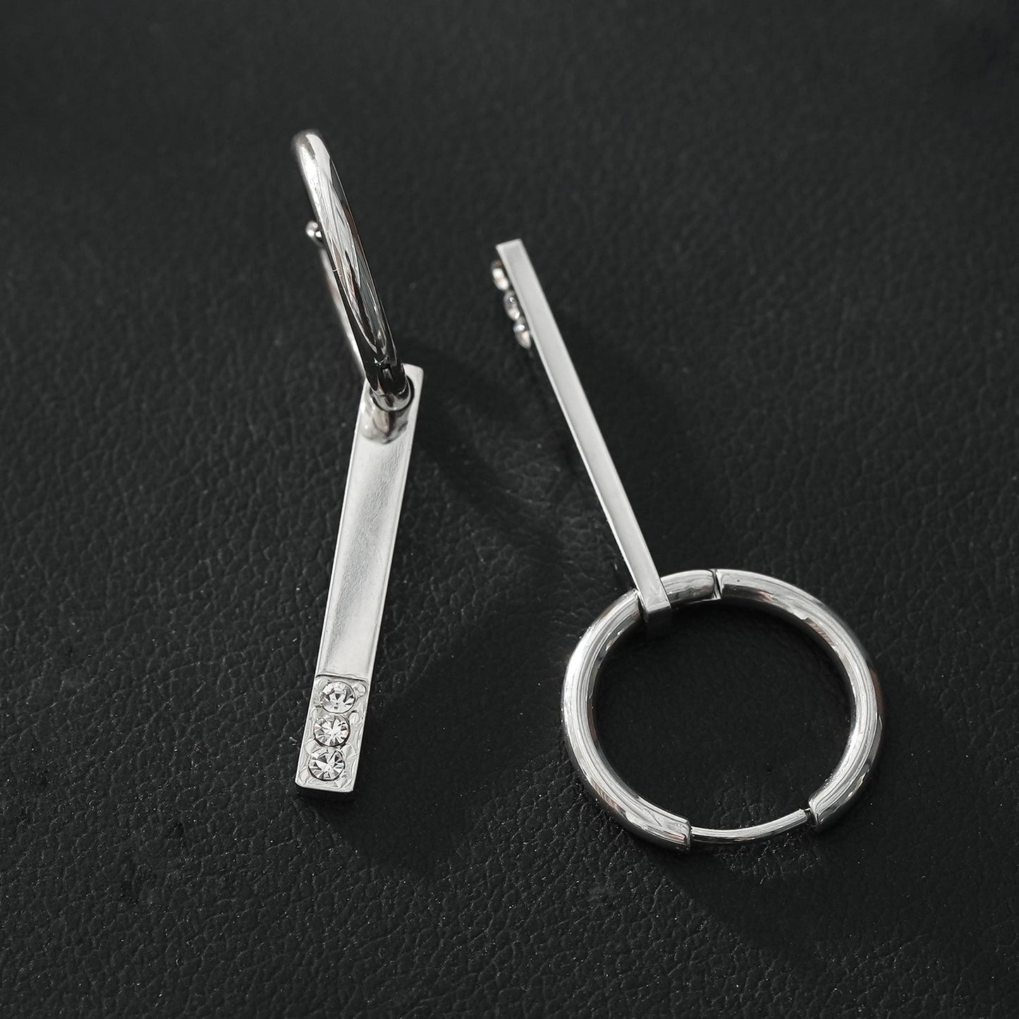 Style MAYLA : Créoles Argentées au Charme Minimaliste avec Trio de Zircons
