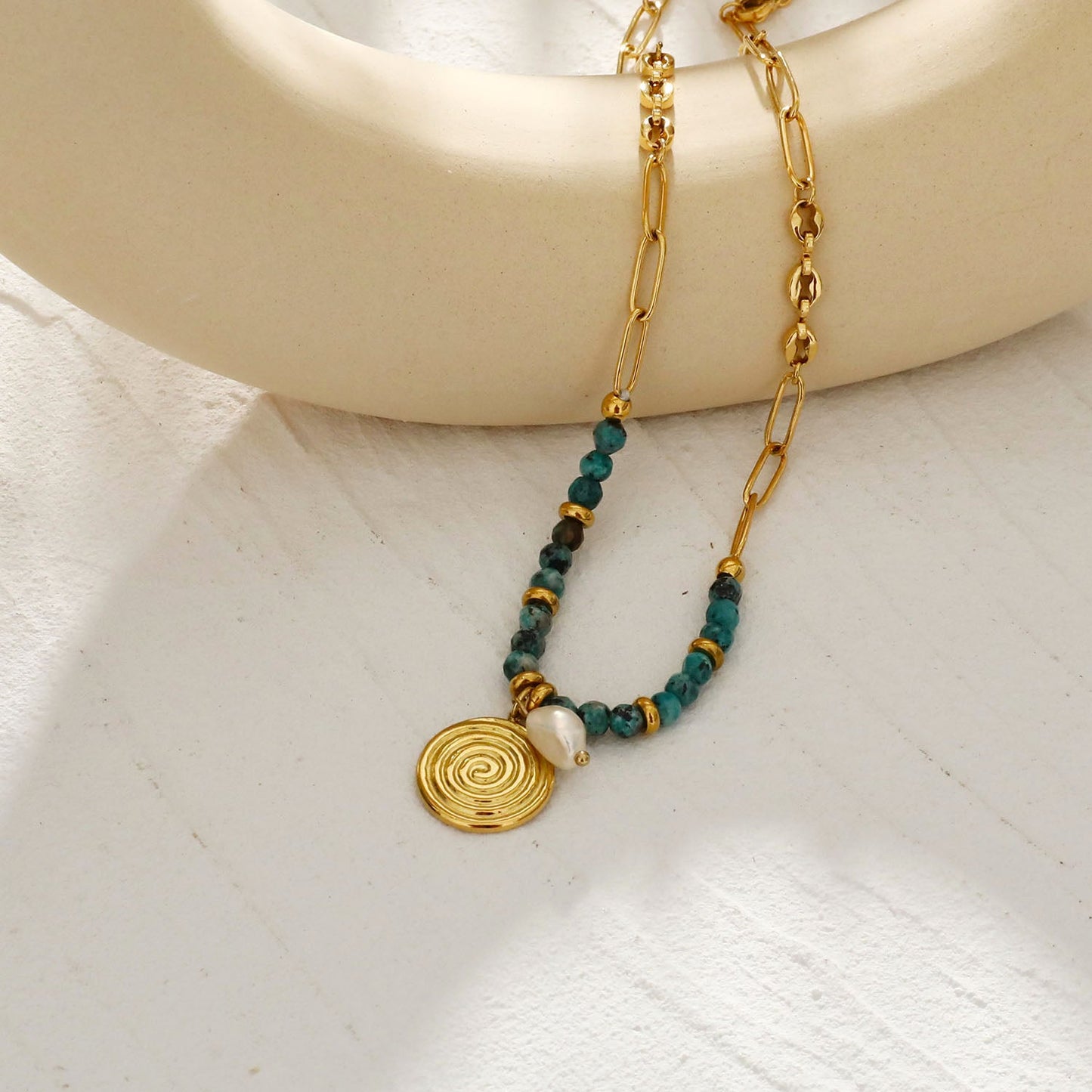 MEDELLIN : Chaîne Contemporaine avec Perles de TURQUOISE AFRICAINE et Duo de Pendentifs