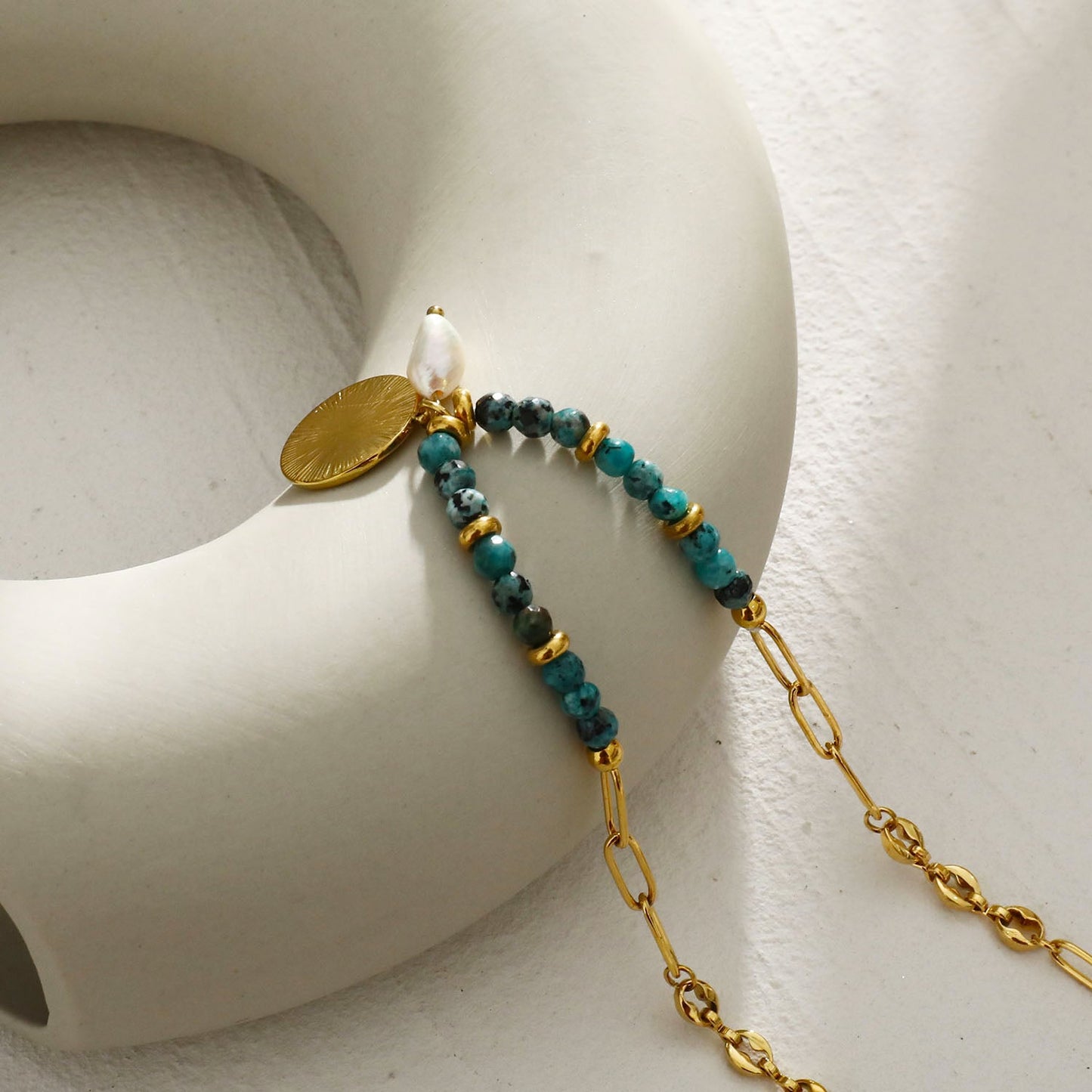 MEDELLIN : Chaîne Contemporaine avec Perles de TURQUOISE AFRICAINE et Duo de Pendentifs