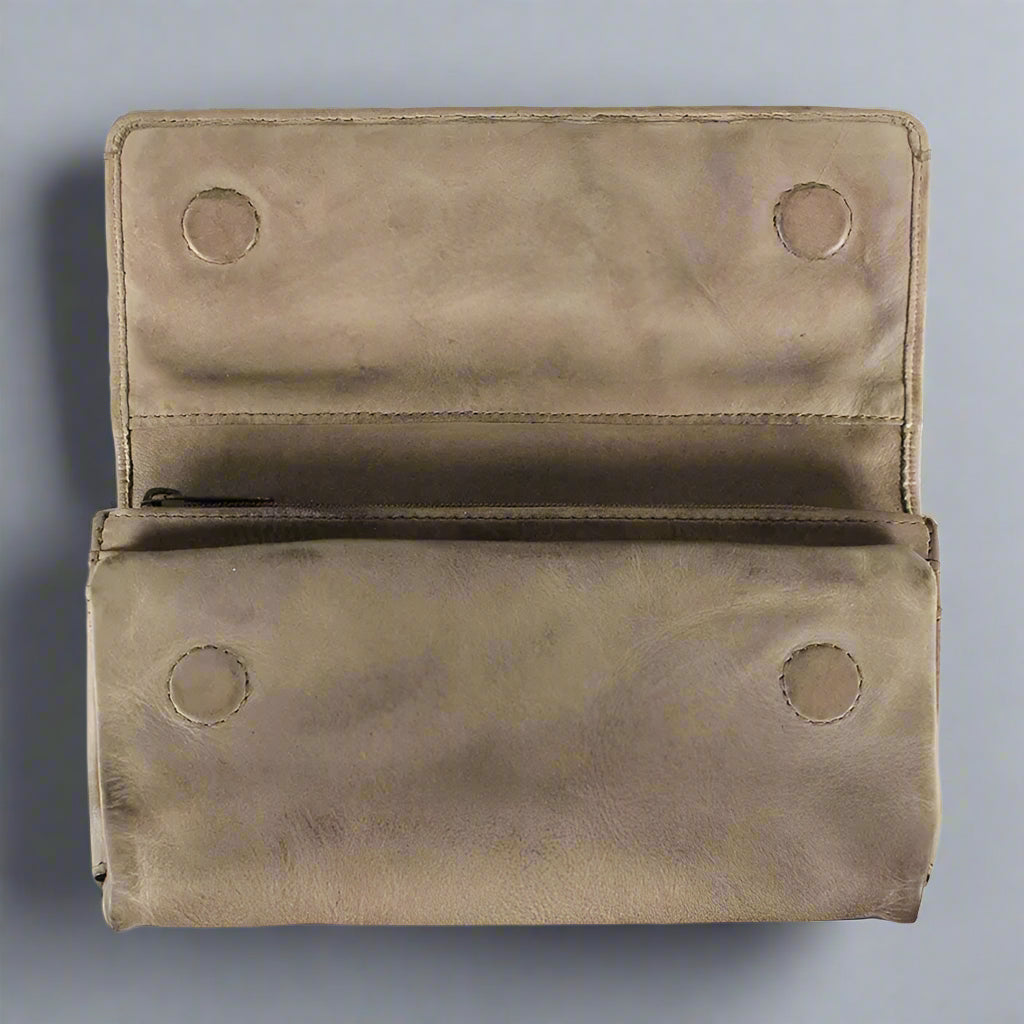 MET Women's Magnet Closure Trifold Leather Wallet