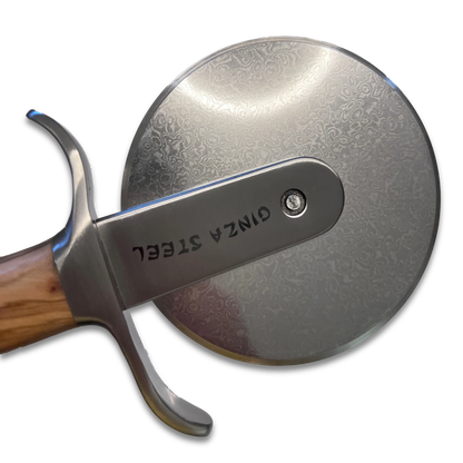Coupe-pizza Ginza Steel MIA – Lame en acier inoxydable avec manche en bois d'olivier