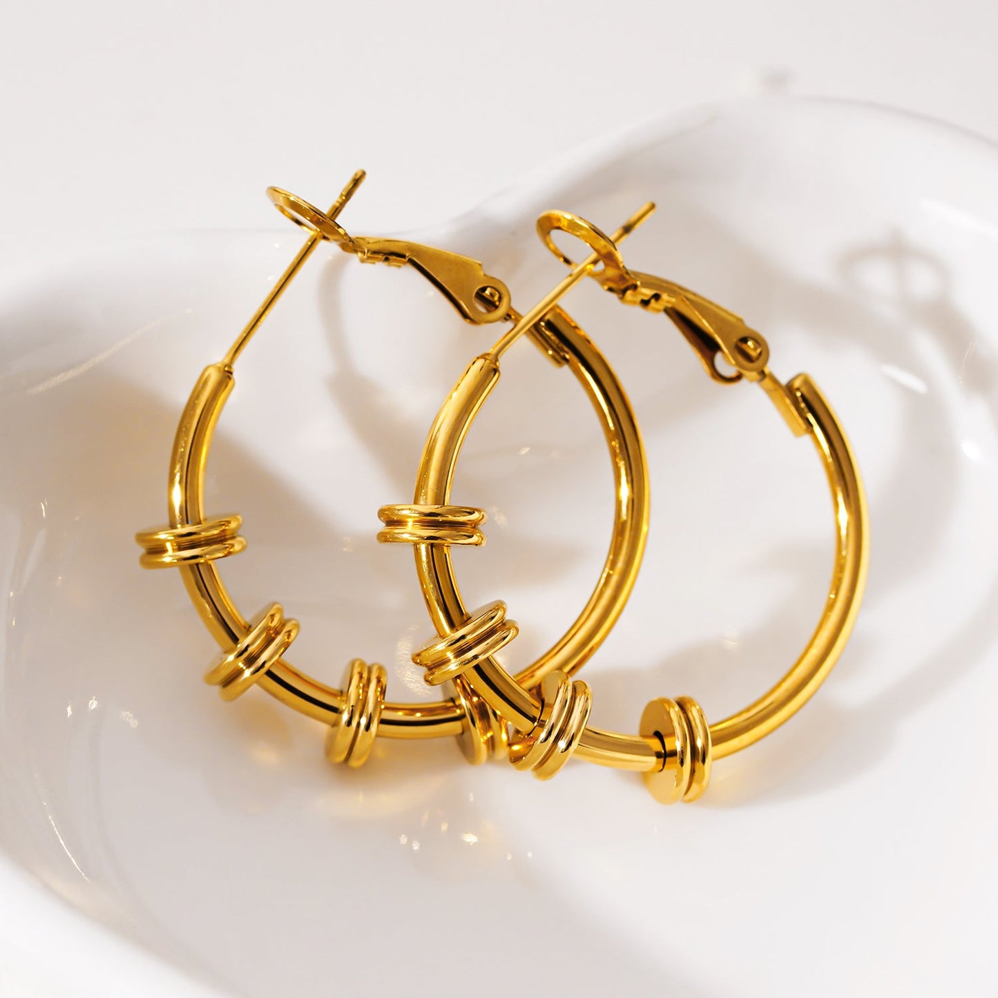 MINATO : Boucles d'oreilles créoles modernistes, socle de doubles disques industriels chics.