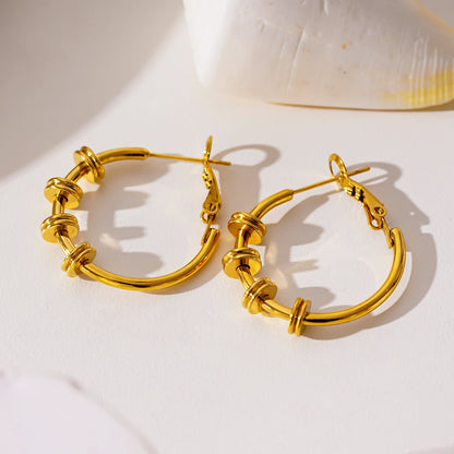 MINATO : Boucles d'oreilles créoles modernistes, socle de doubles disques industriels chics.