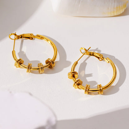 MINATO : Boucles d'oreilles créoles modernistes, socle de doubles disques industriels chics.