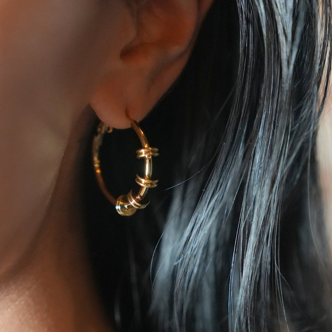 MINATO : Boucles d'oreilles créoles modernistes, socle de doubles disques industriels chics.