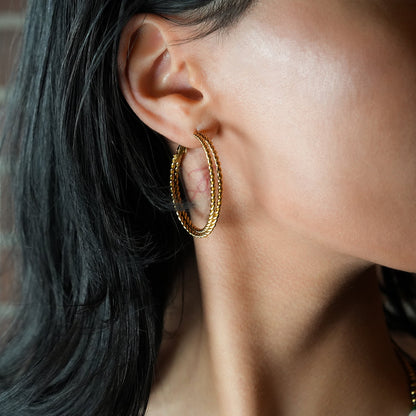 MIZUKI: Boucles d'oreilles créoles texturées double corde