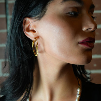MIZUKI: Boucles d'oreilles créoles texturées double corde