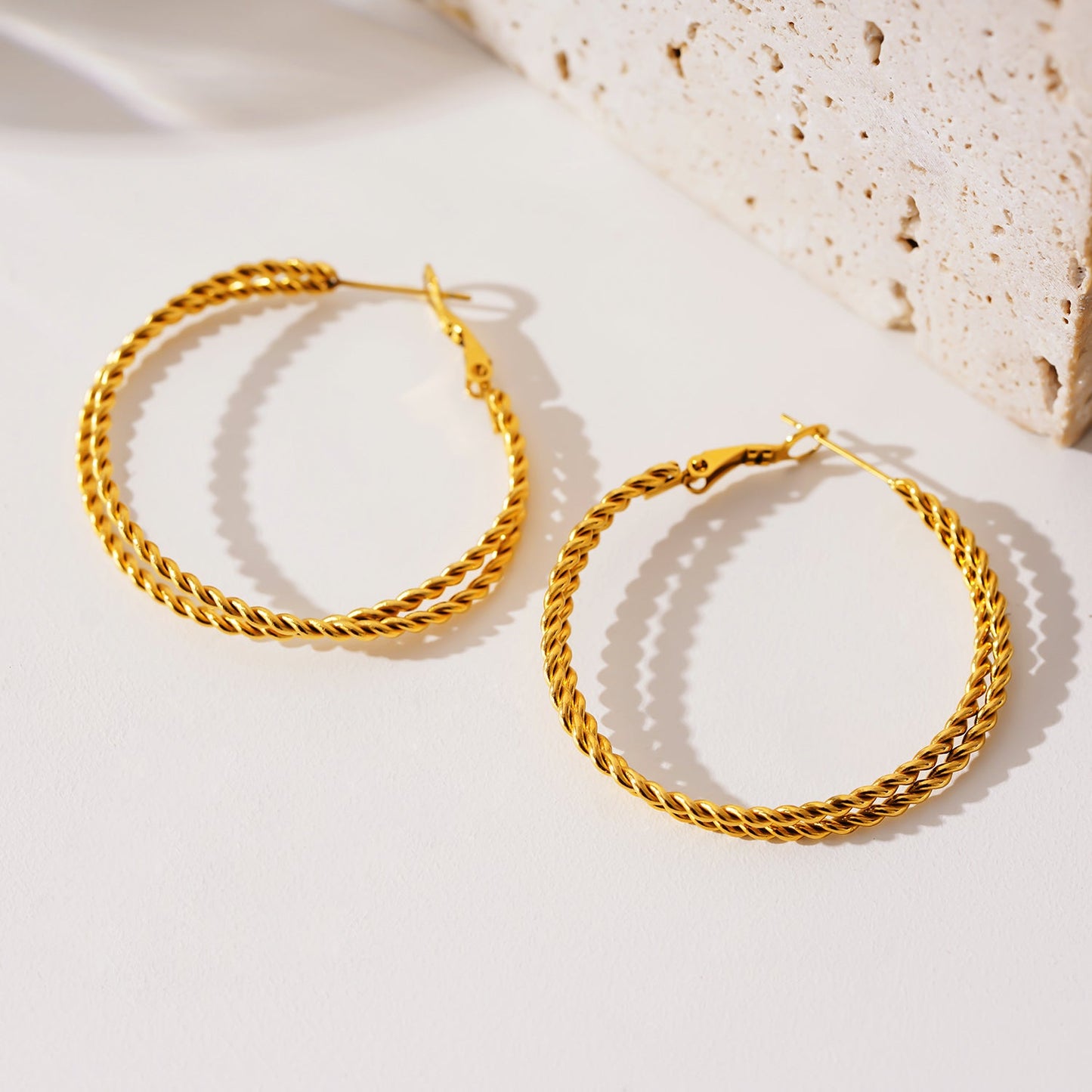MIZUKI: Boucles d'oreilles créoles texturées double corde