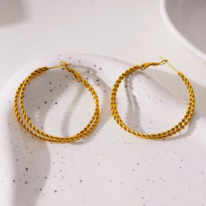 MIZUKI: Boucles d'oreilles créoles texturées double corde