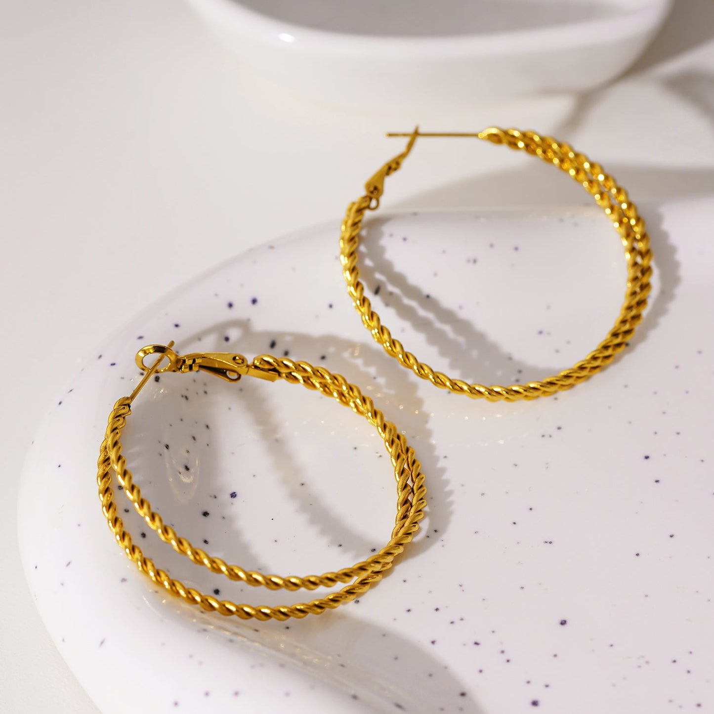 MIZUKI: Boucles d'oreilles créoles texturées double corde