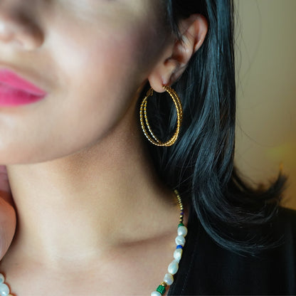 MIZUKI: Boucles d'oreilles créoles texturées double corde