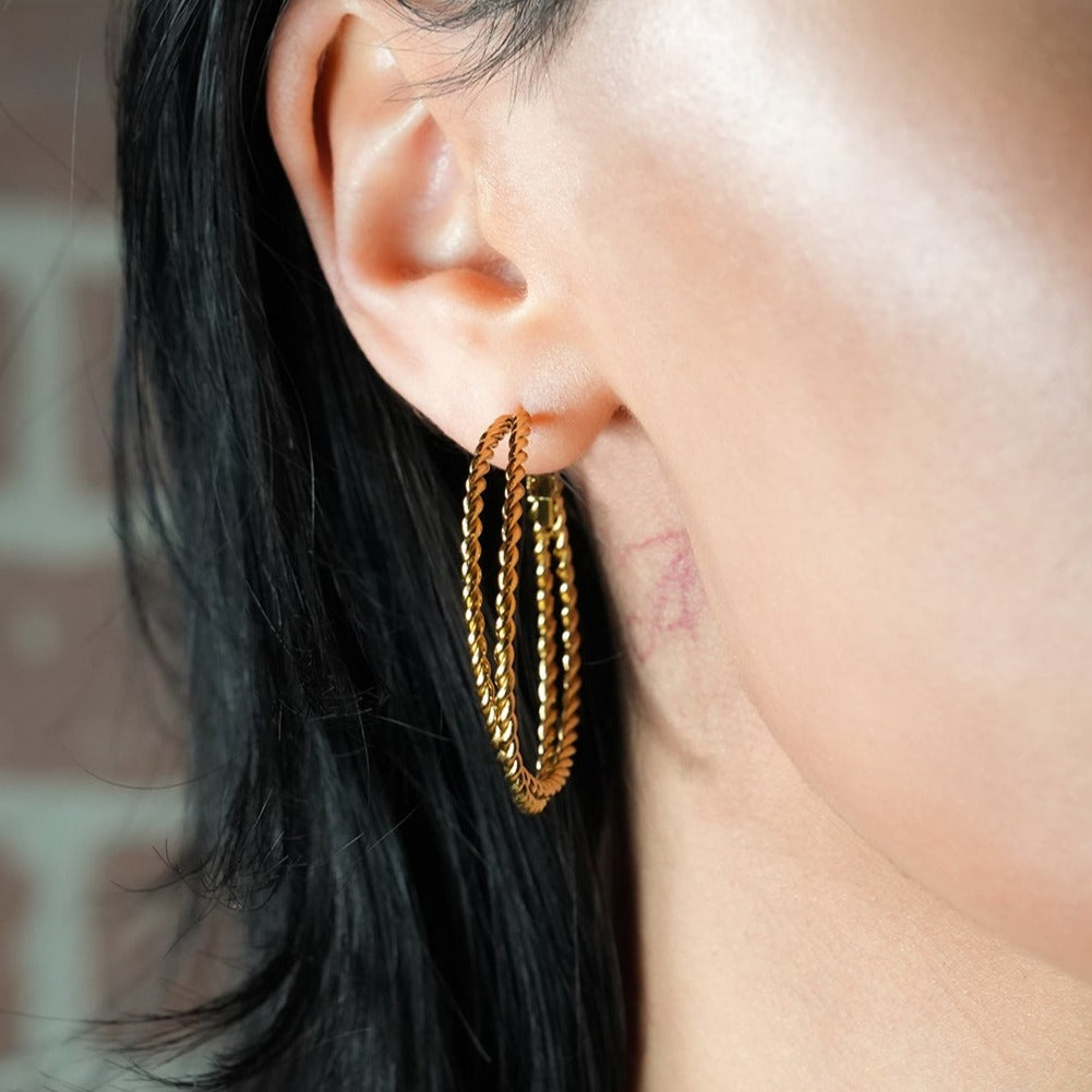 MIZUKI: Boucles d'oreilles créoles texturées double corde