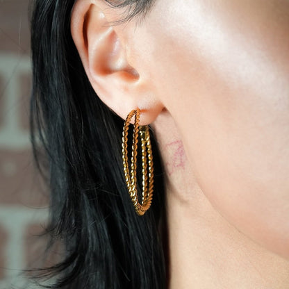 MIZUKI: Boucles d'oreilles créoles texturées double corde