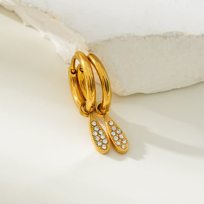 MONTEREY: Créoles d'inspiration vintage avec breloques gouttelettes en zircons pavé