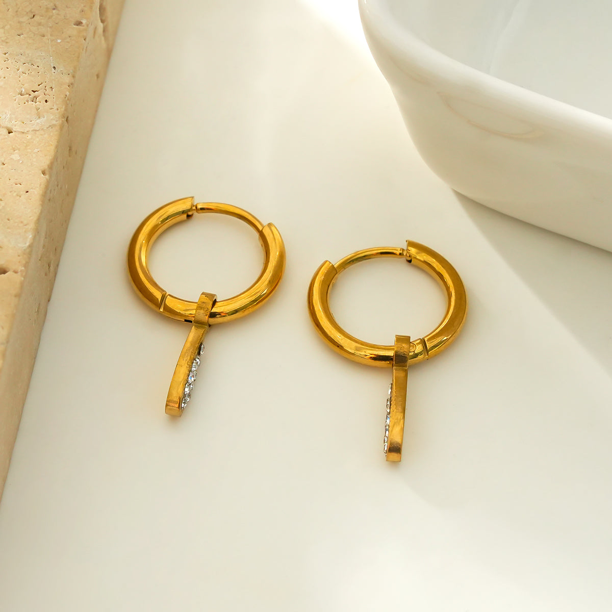 MONTEREY: Créoles d'inspiration vintage avec breloques gouttelettes en zircons pavé