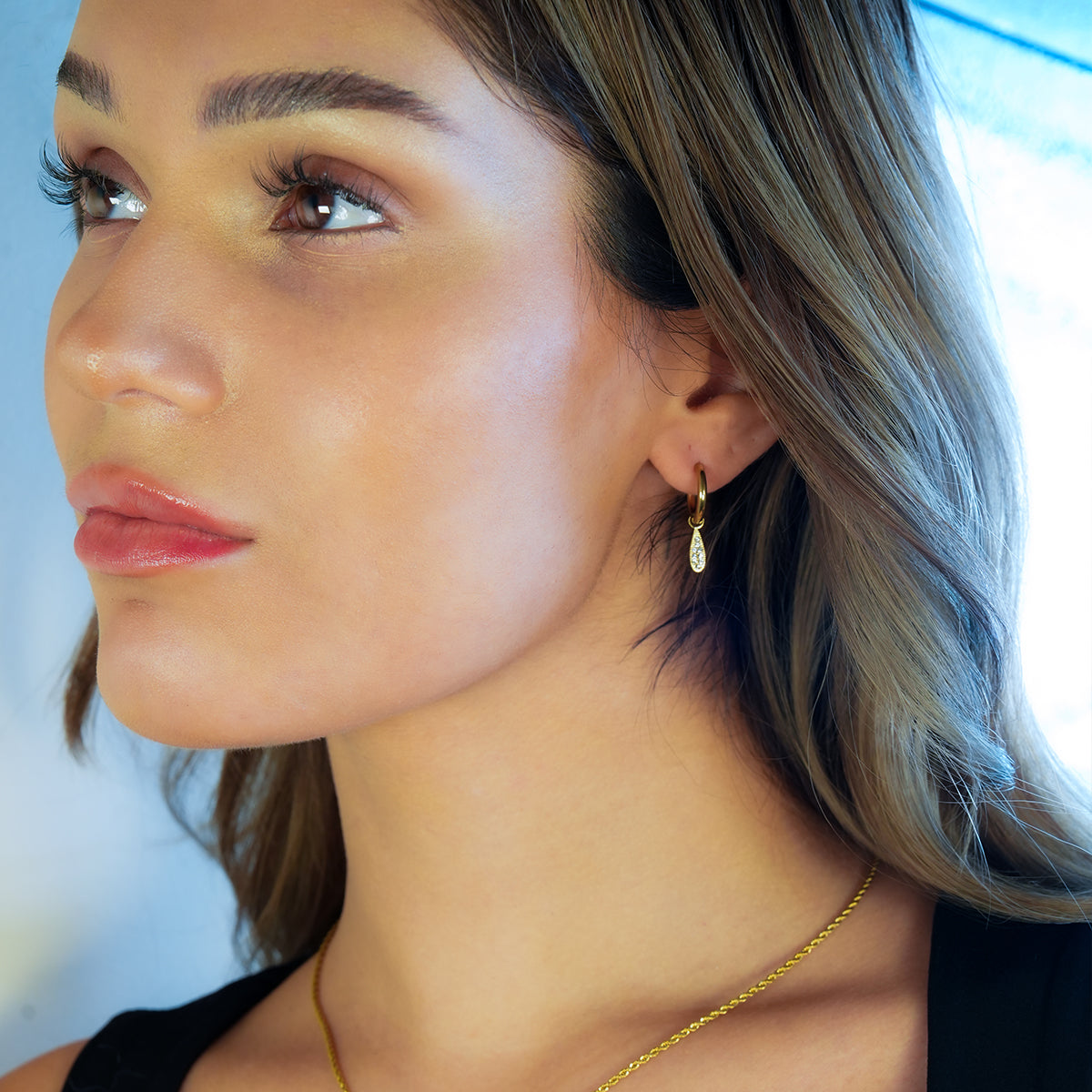MONTEREY: Créoles d'inspiration vintage avec breloques gouttelettes en zircons pavé