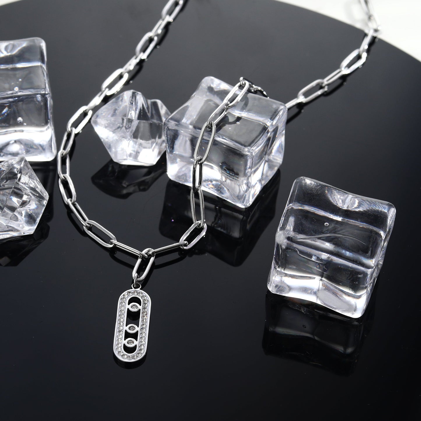 MORNA Chaîne trombone avec pendentif géométrique orné de zircons Argent